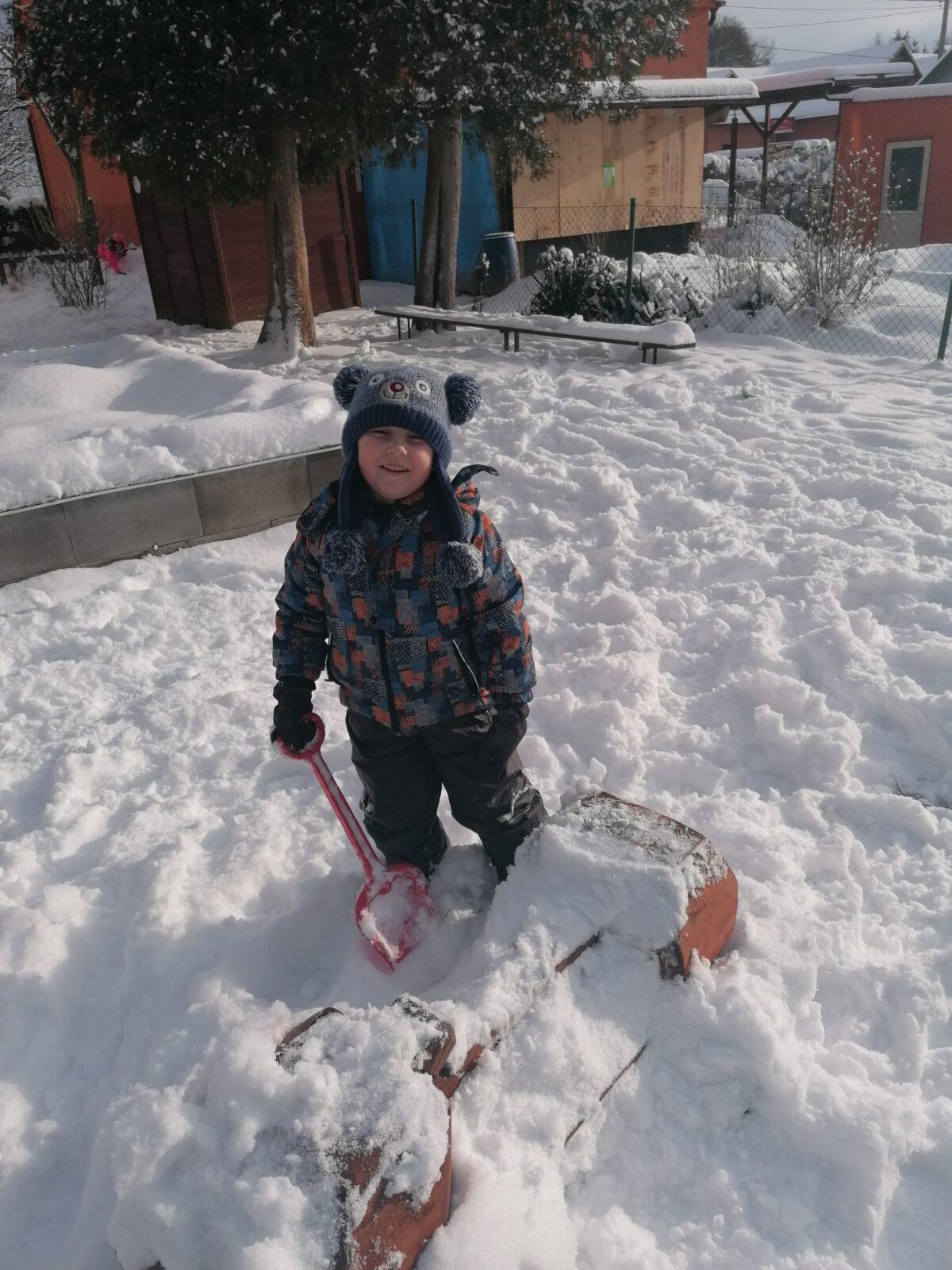 Sněhové radovánky na zahradě MŠ - 14