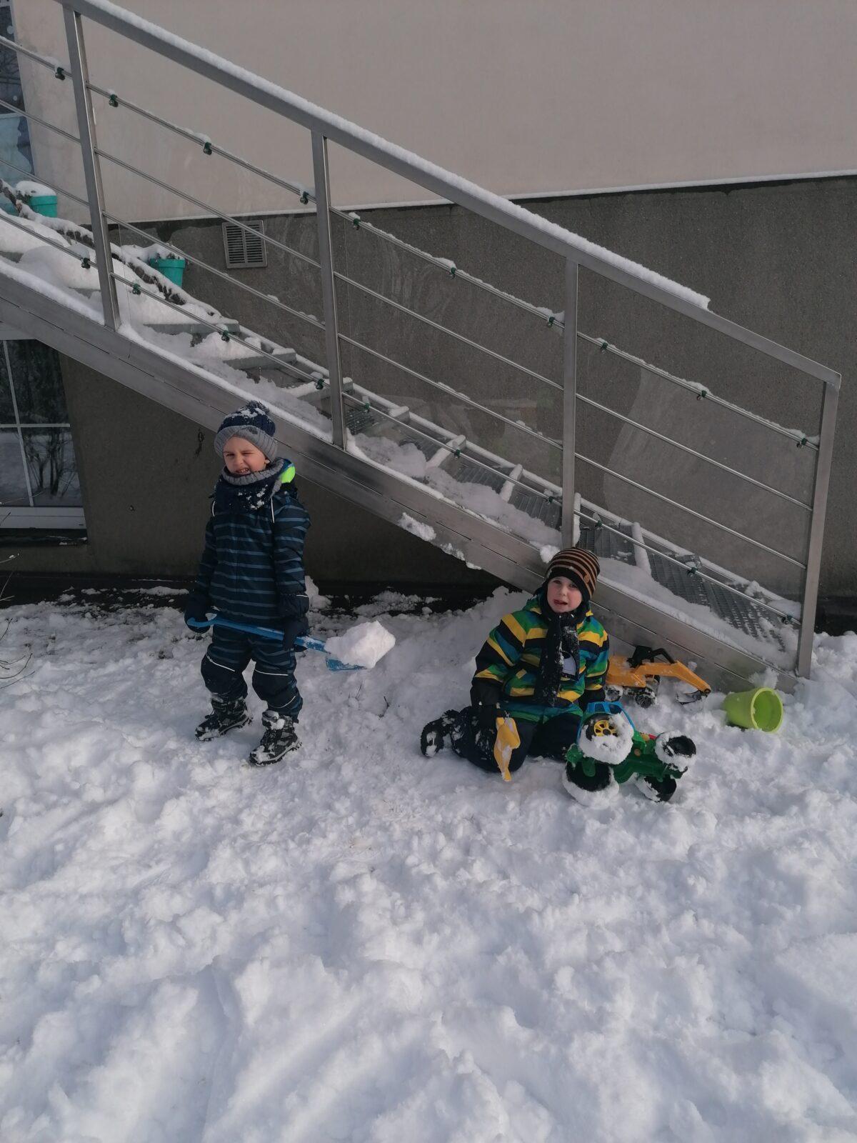 Sněhové radovánky na zahradě MŠ - 16