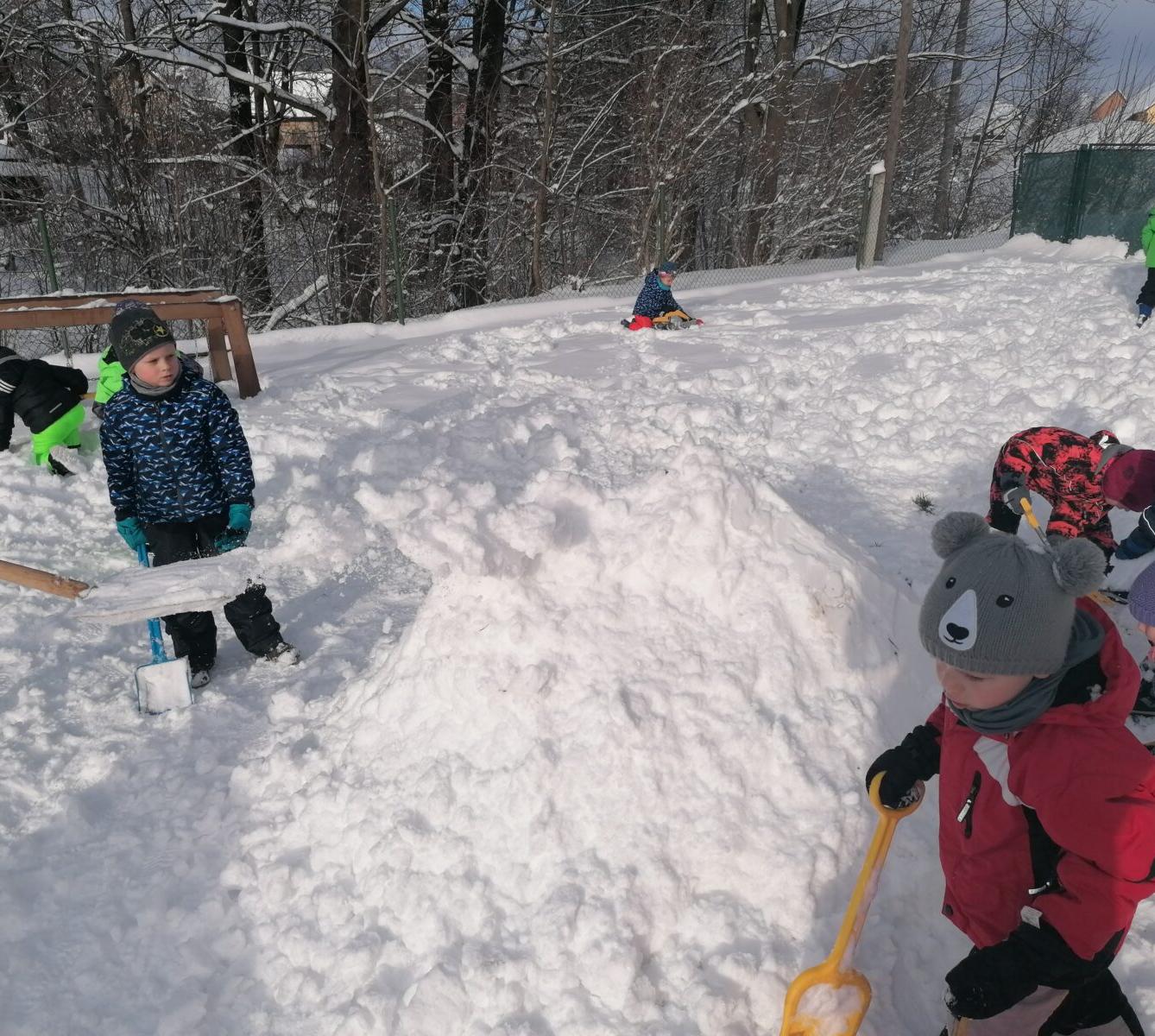 Sněhové radovánky na zahradě MŠ - 17