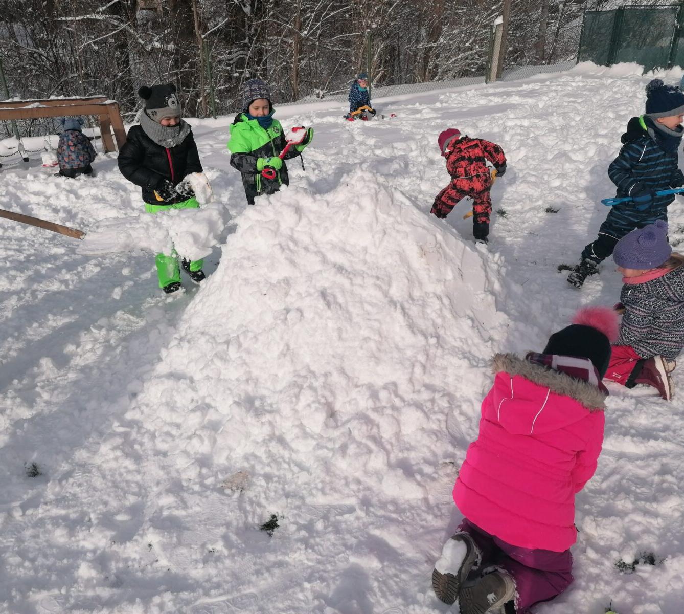 Sněhové radovánky na zahradě MŠ - 18