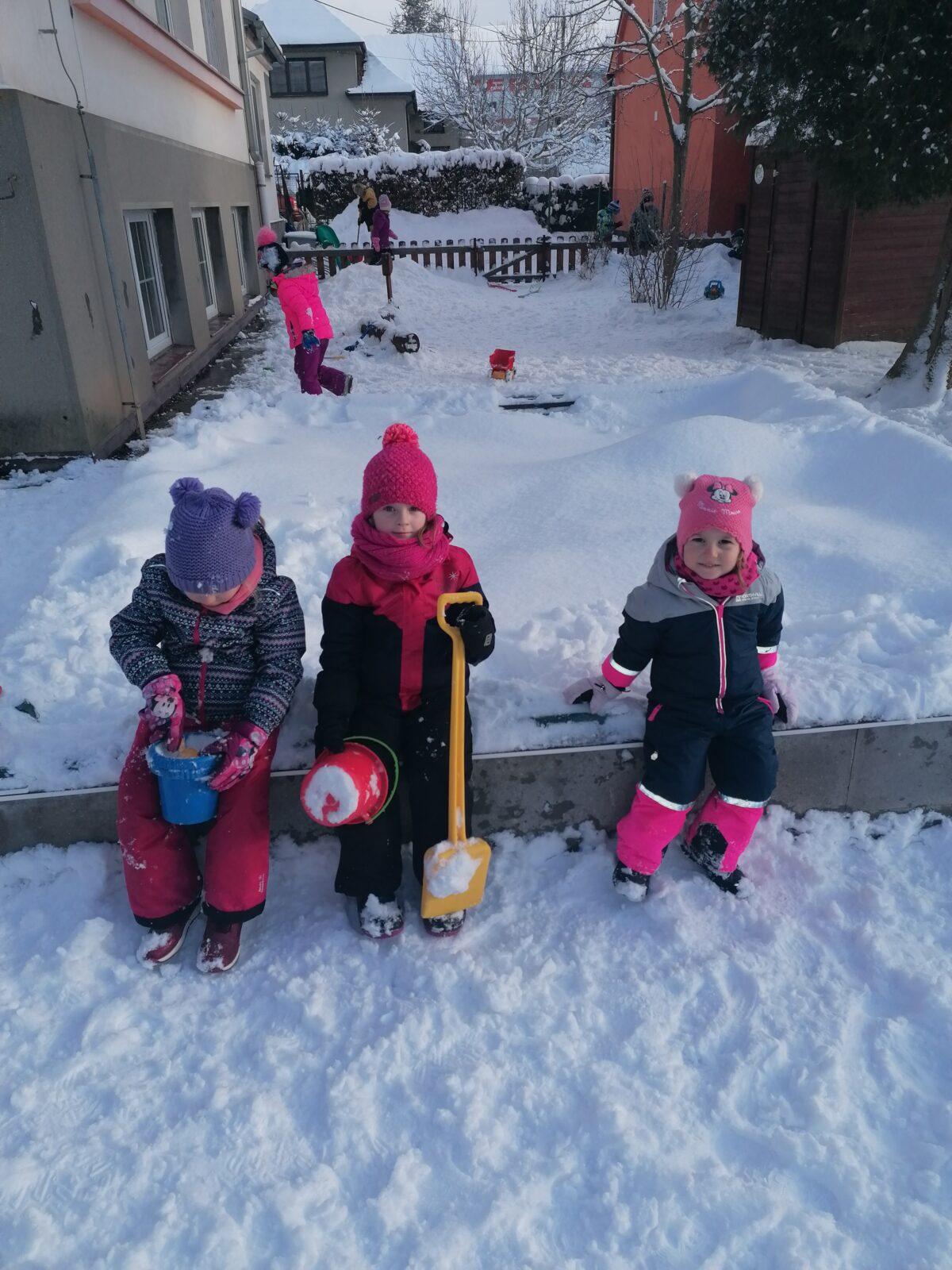 Sněhové radovánky na zahradě MŠ - 21