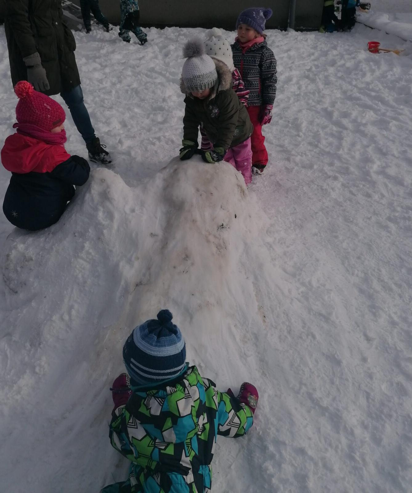 Sněhové radovánky na zahradě MŠ - 24