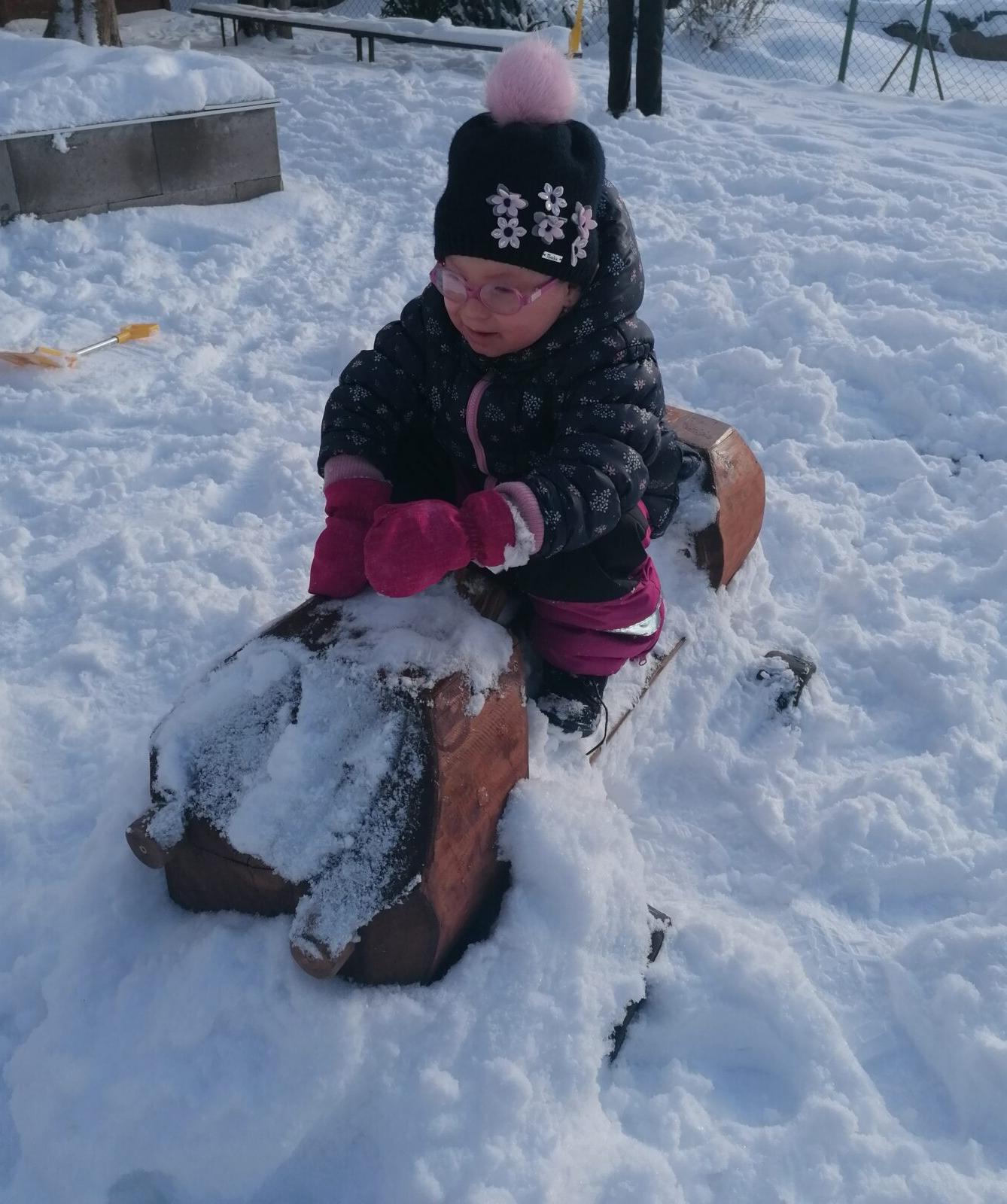 Sněhové radovánky na zahradě MŠ - 25