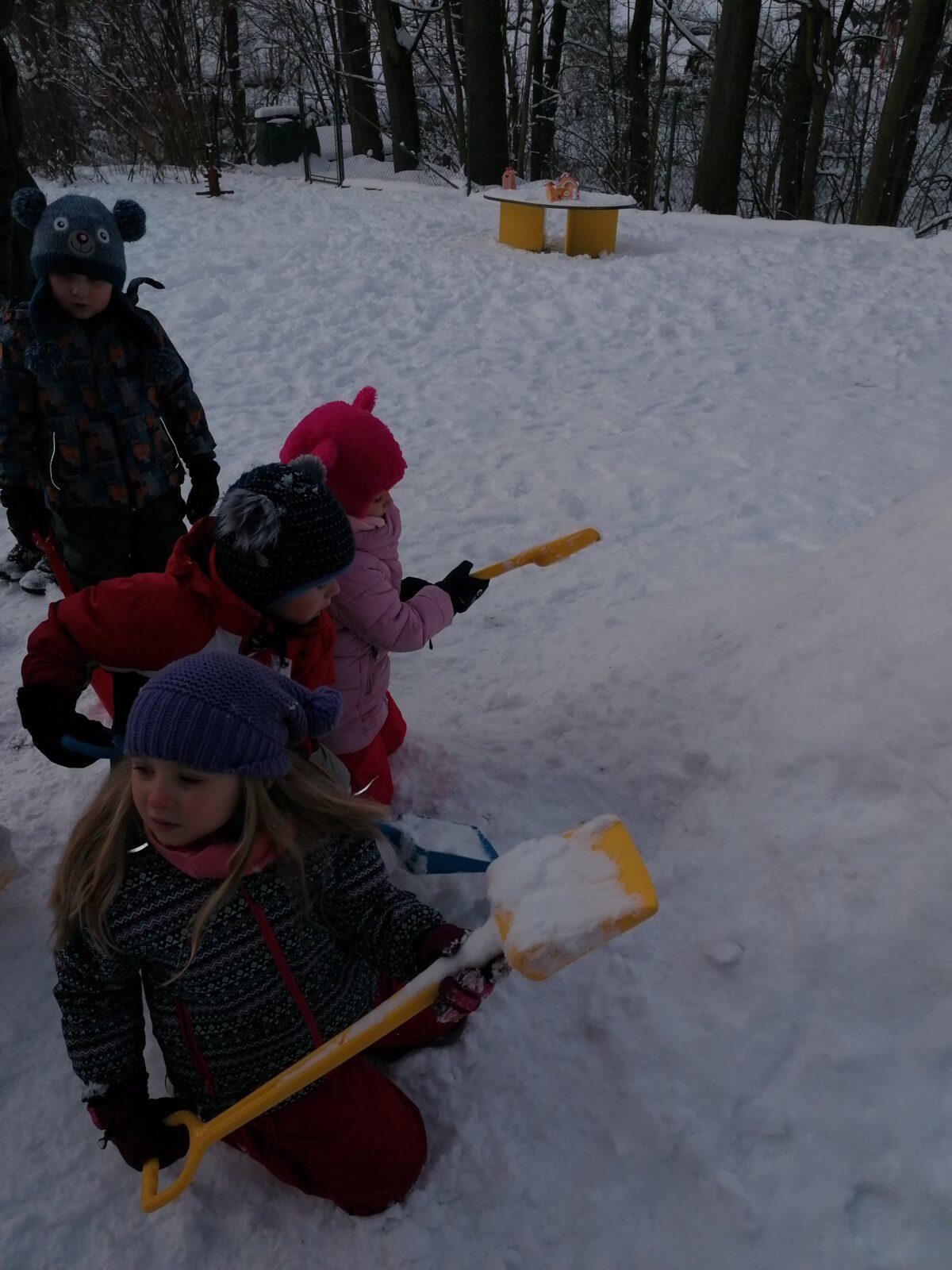 Radovánky na zahradě MŠ: dokončování iglú (tunelu) - 1