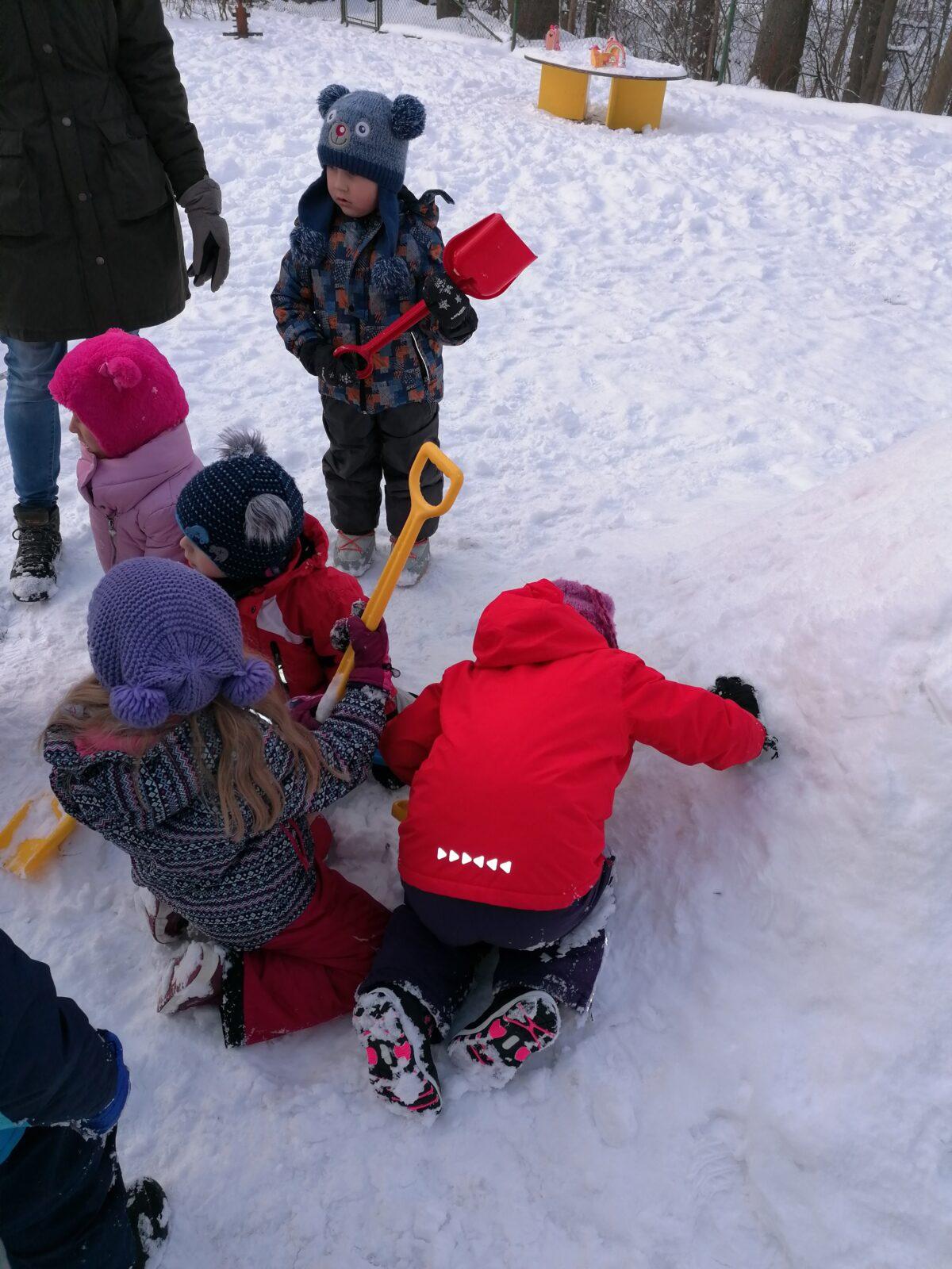 Radovánky na zahradě MŠ: dokončování iglú (tunelu) - 2