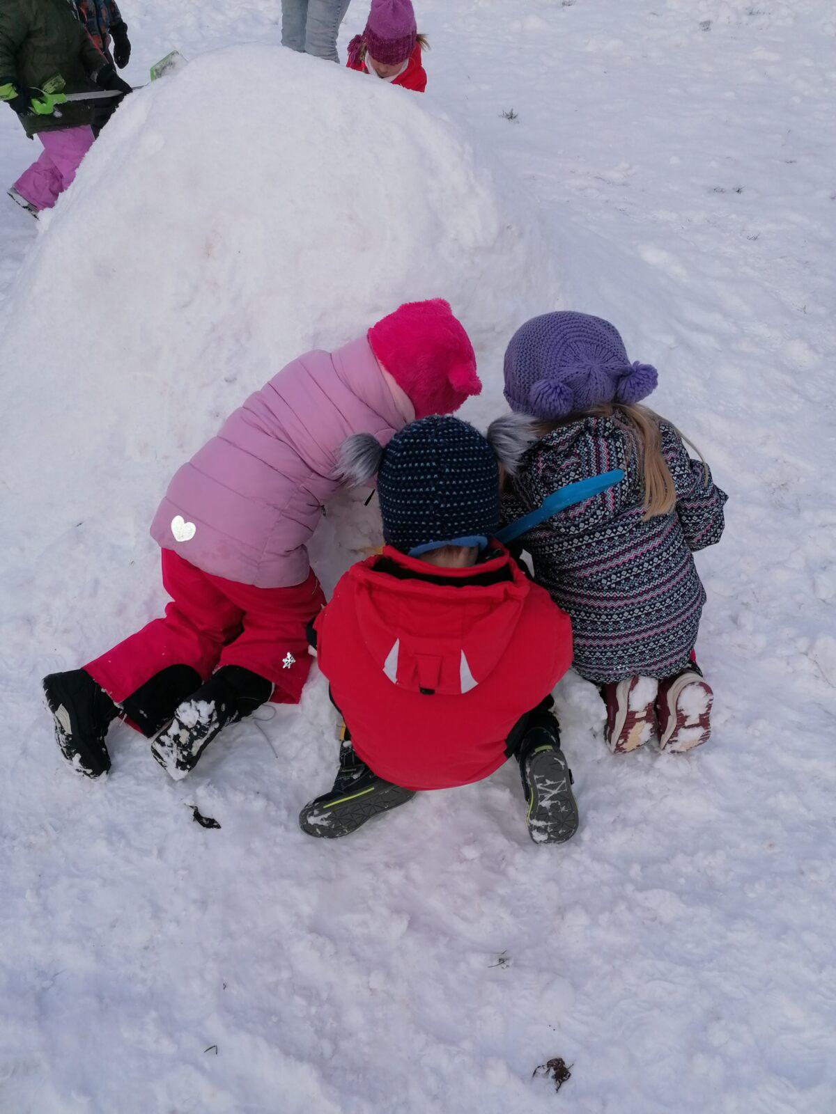 Radovánky na zahradě MŠ: dokončování iglú (tunelu) - 3