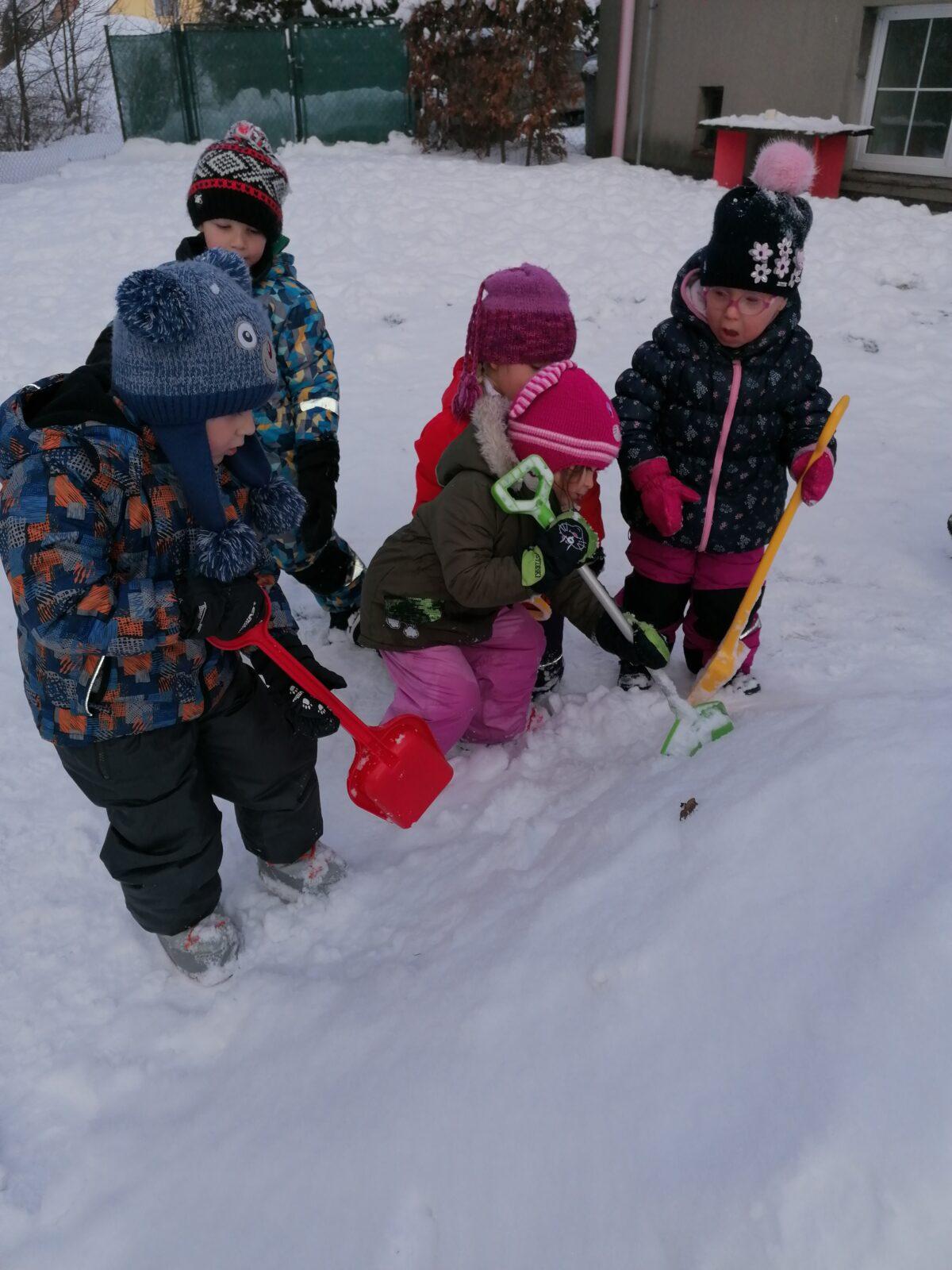 Radovánky na zahradě MŠ: dokončování iglú (tunelu) - 4