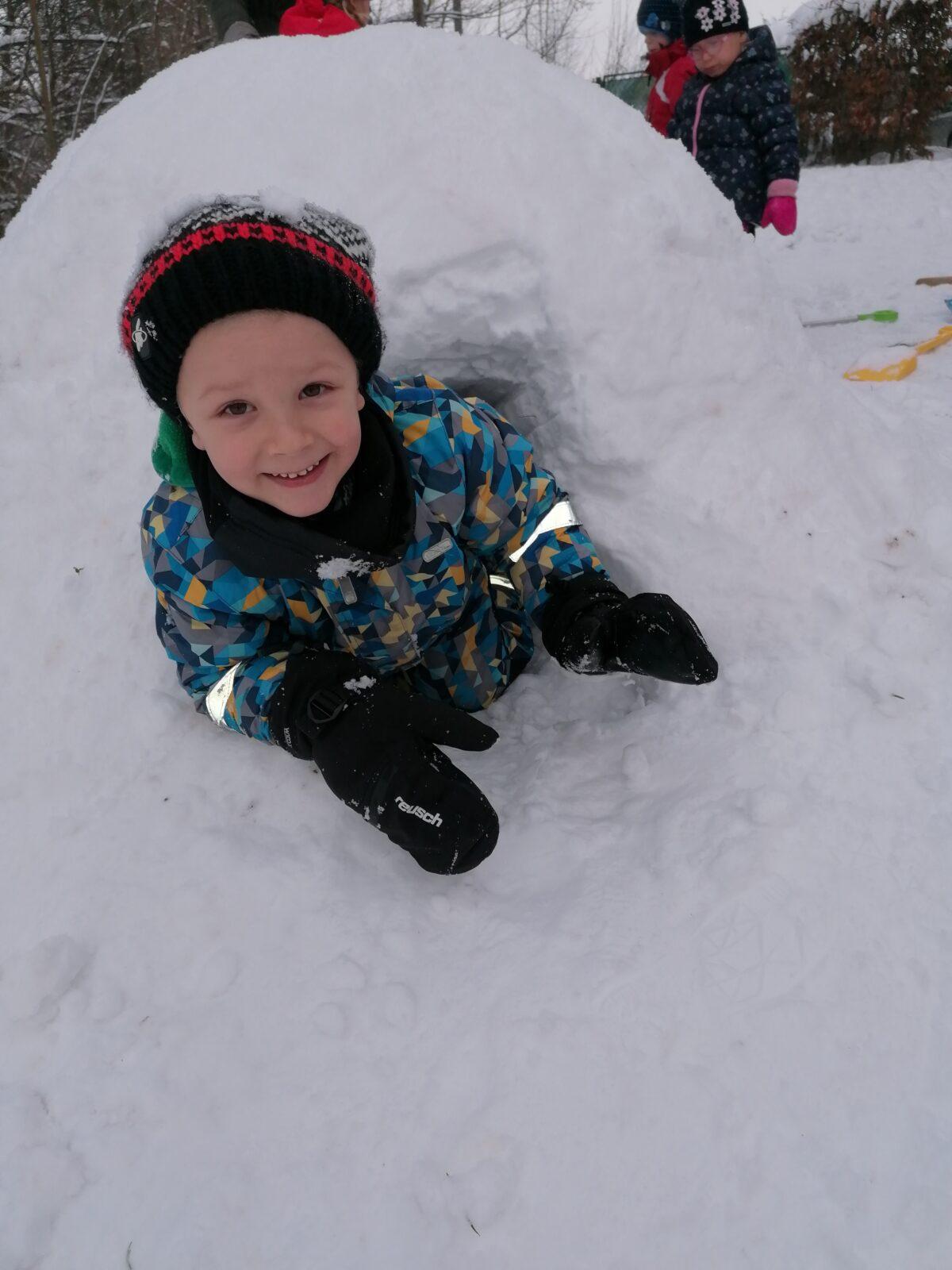 Radovánky na zahradě MŠ: dokončování iglú (tunelu) - 6