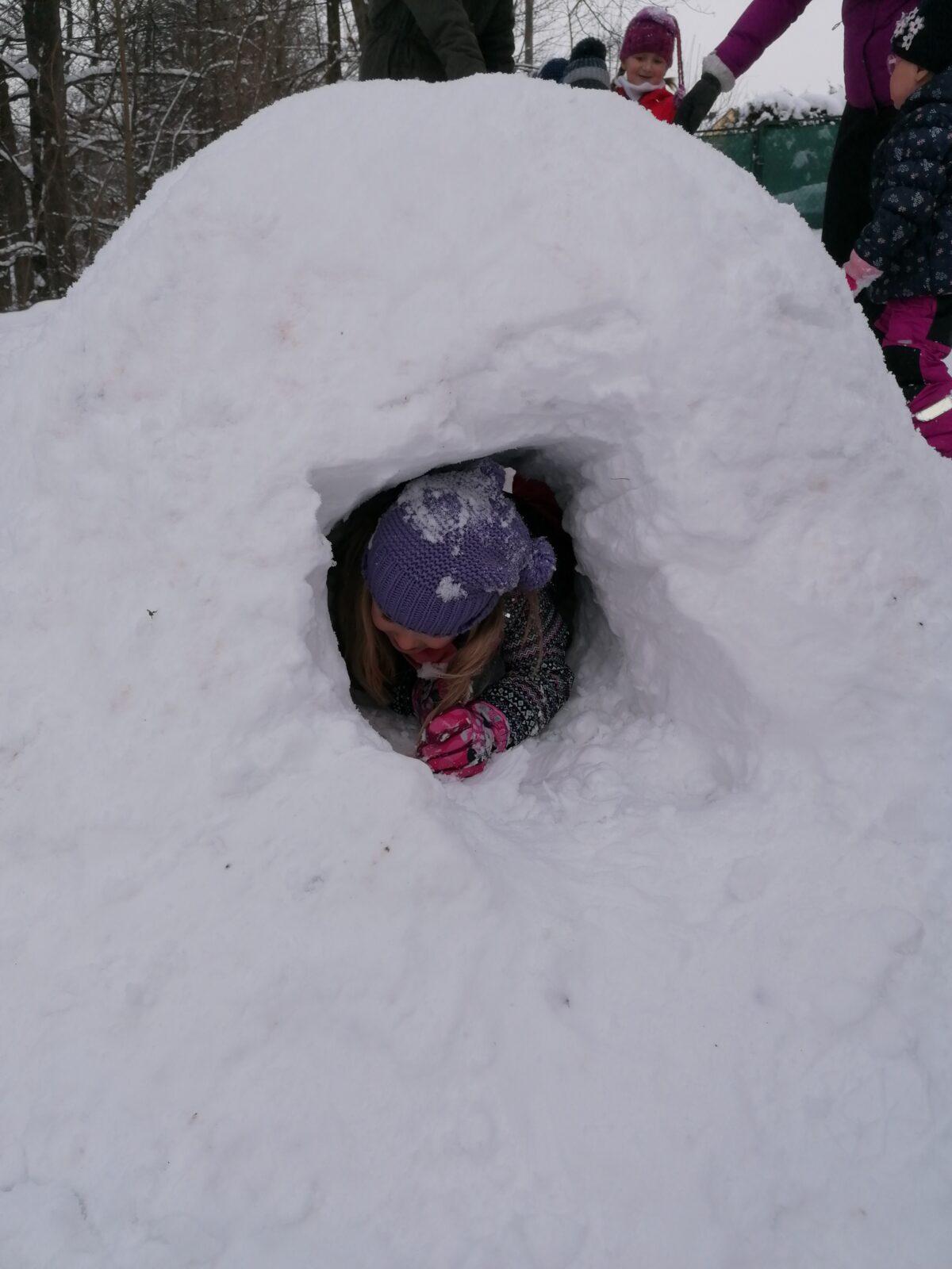 Radovánky na zahradě MŠ: dokončování iglú (tunelu) - 7