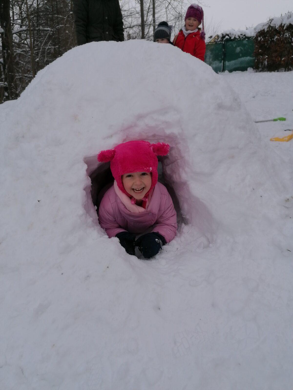 Radovánky na zahradě MŠ: dokončování iglú (tunelu) - 9