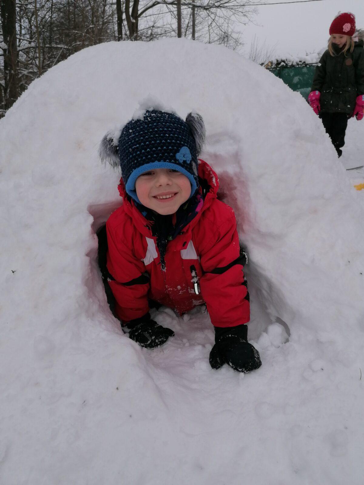 Radovánky na zahradě MŠ: dokončování iglú (tunelu) - 14