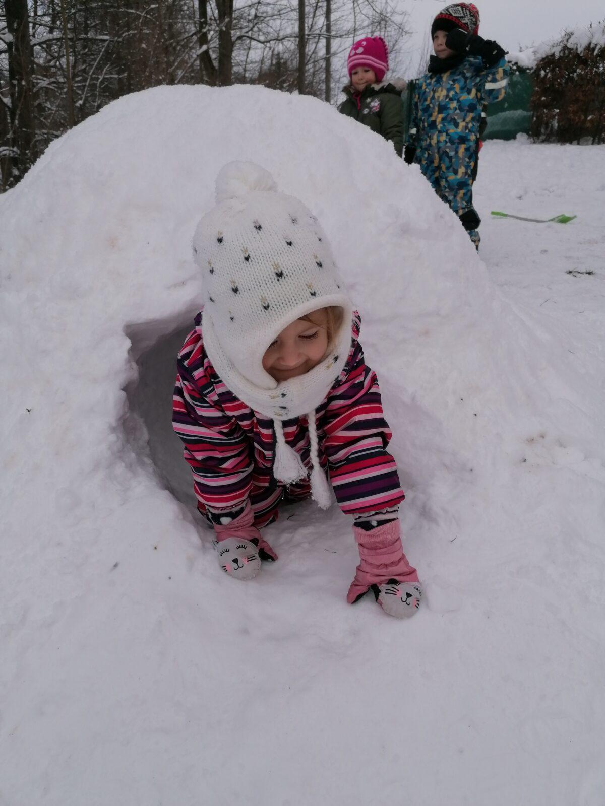 Radovánky na zahradě MŠ: dokončování iglú (tunelu) - 16