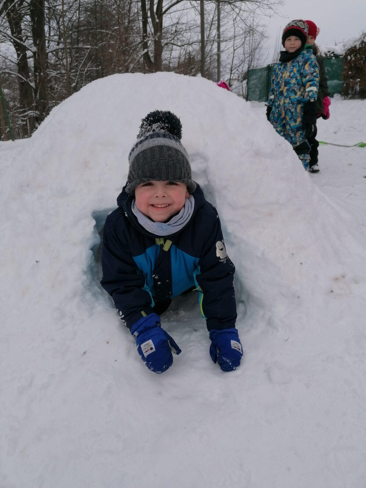 Radovánky na zahradě MŠ: dokončování iglú (tunelu) - 17