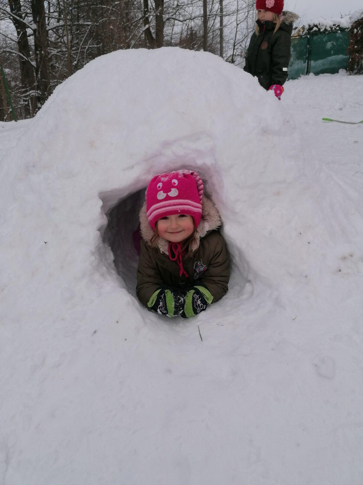 Radovánky na zahradě MŠ: dokončování iglú (tunelu) - 18