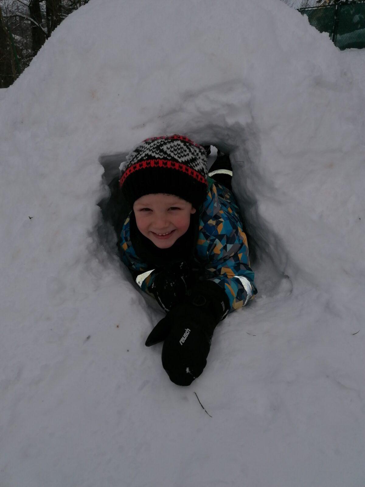 Radovánky na zahradě MŠ: dokončování iglú (tunelu) - 19