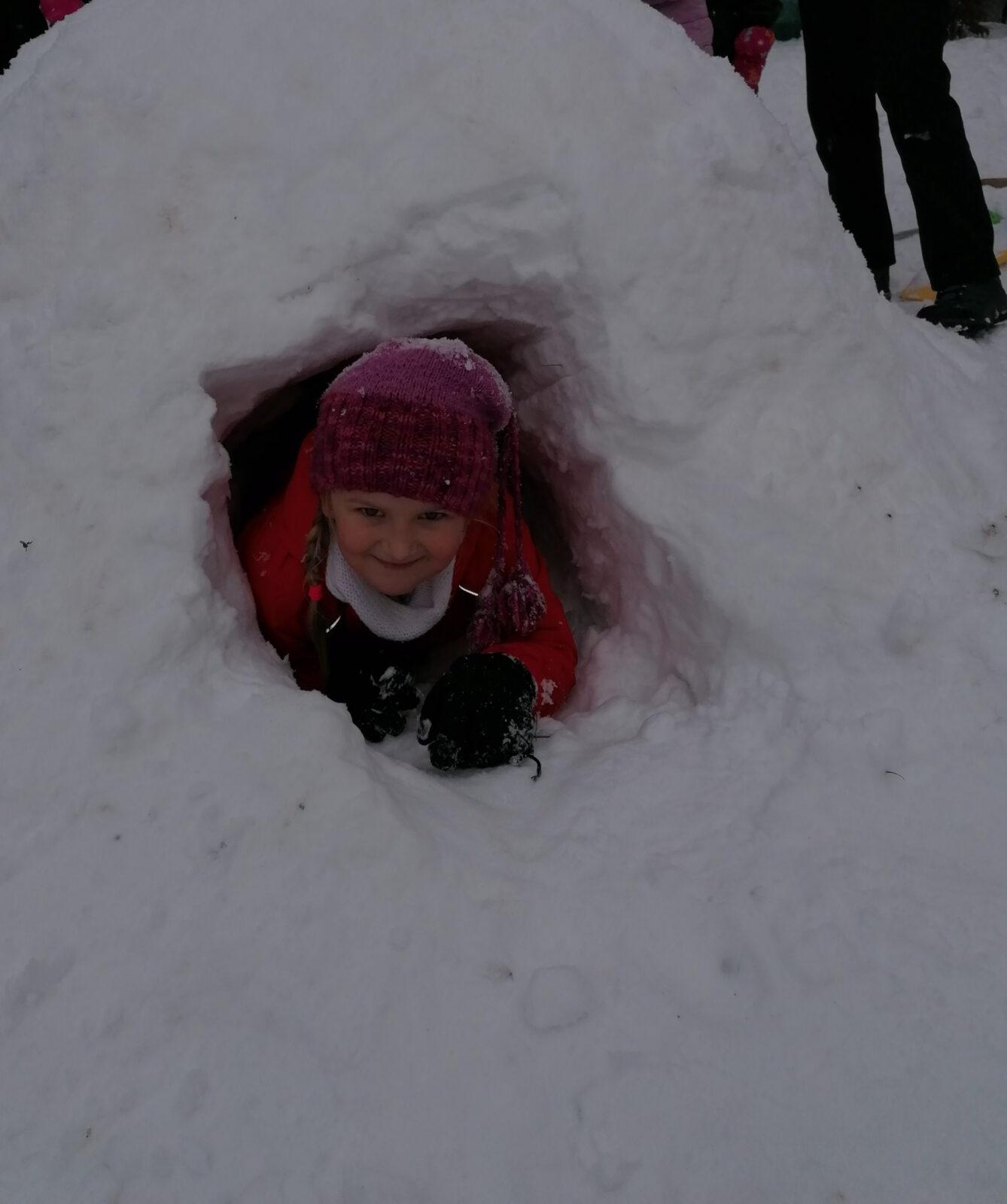 Radovánky na zahradě MŠ: dokončování iglú (tunelu) - 20