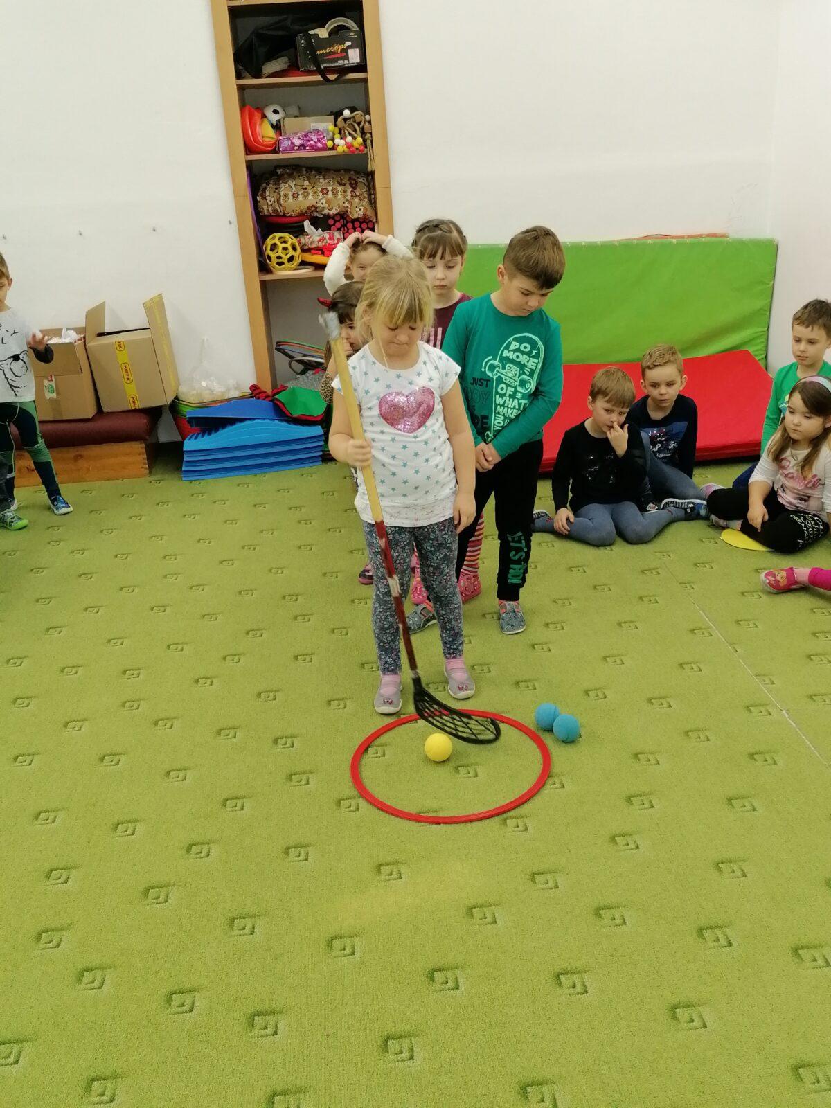 ZIMNÍ OLYMPIJSKÉ HRY V MŠ V. (hod koulí na cíl a "hokej") - 2