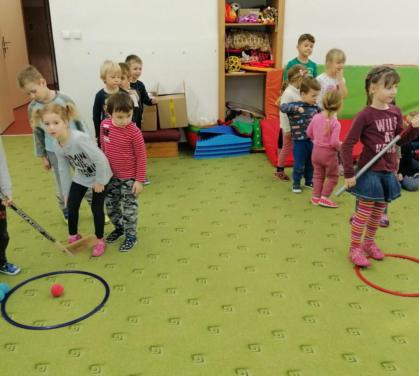 ZIMNÍ OLYMPIJSKÉ HRY V MŠ V. (hod koulí na cíl a "hokej") - 4