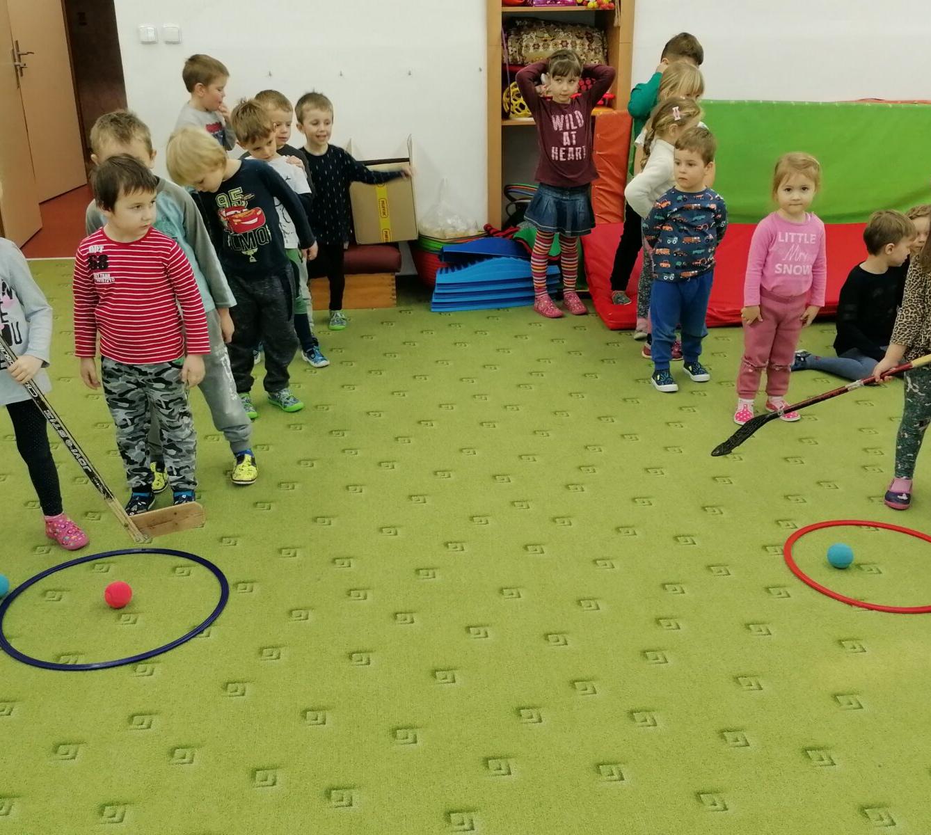 ZIMNÍ OLYMPIJSKÉ HRY V MŠ V. (hod koulí na cíl a "hokej") - 5