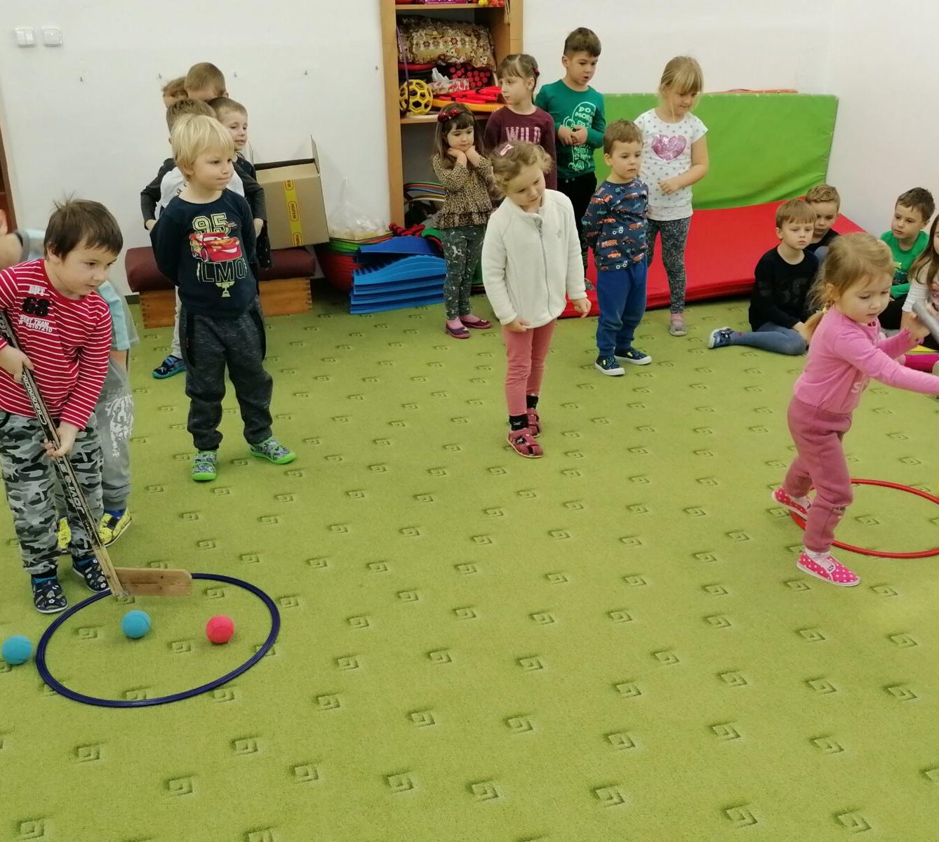 ZIMNÍ OLYMPIJSKÉ HRY V MŠ V. (hod koulí na cíl a "hokej") - 6