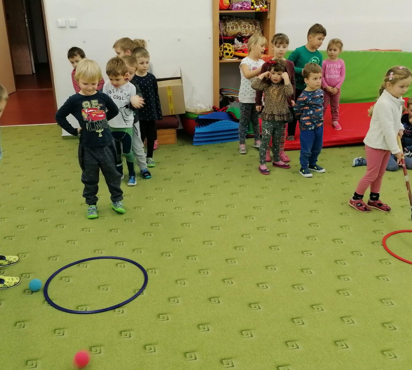 ZIMNÍ OLYMPIJSKÉ HRY V MŠ V. (hod koulí na cíl a "hokej") - 7