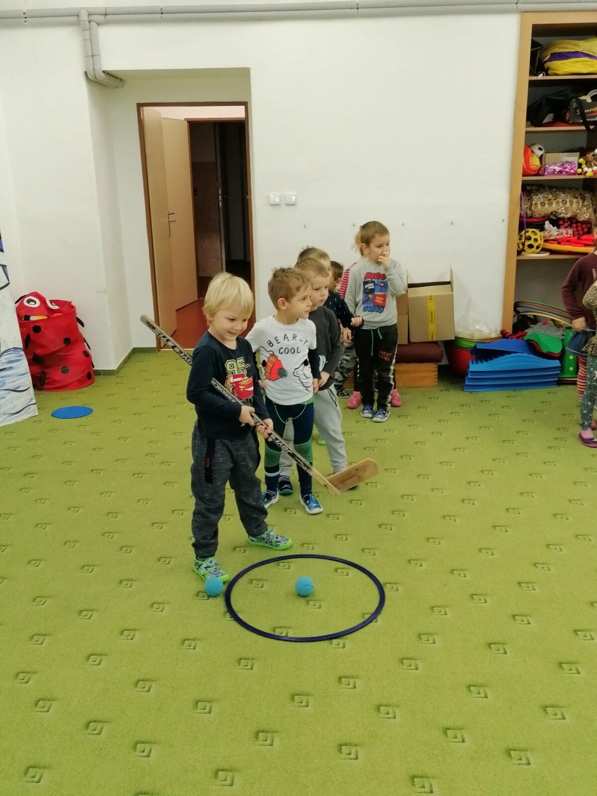 ZIMNÍ OLYMPIJSKÉ HRY V MŠ V. (hod koulí na cíl a "hokej") - 8