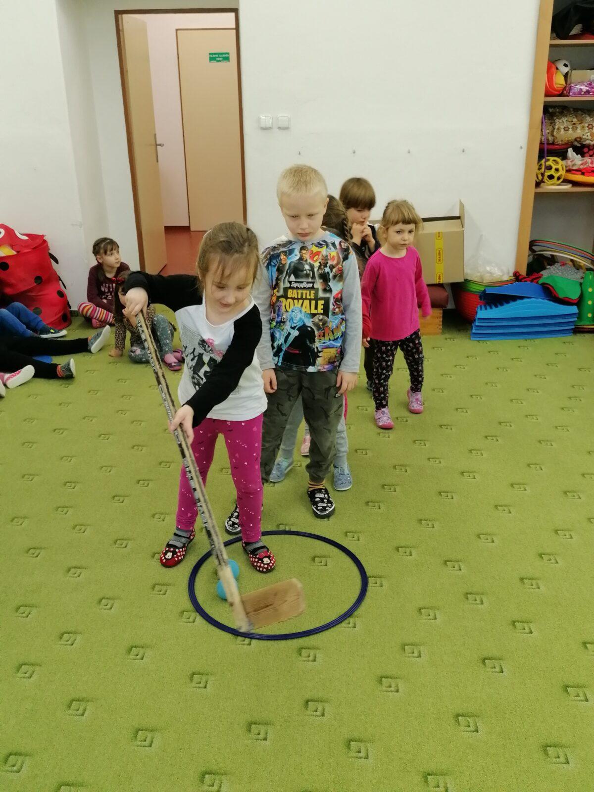 ZIMNÍ OLYMPIJSKÉ HRY V MŠ V. (hod koulí na cíl a "hokej") - 10