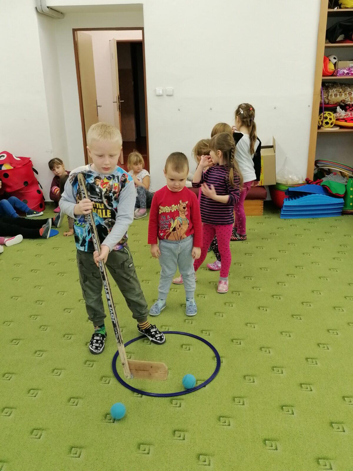 ZIMNÍ OLYMPIJSKÉ HRY V MŠ V. (hod koulí na cíl a "hokej") - 12