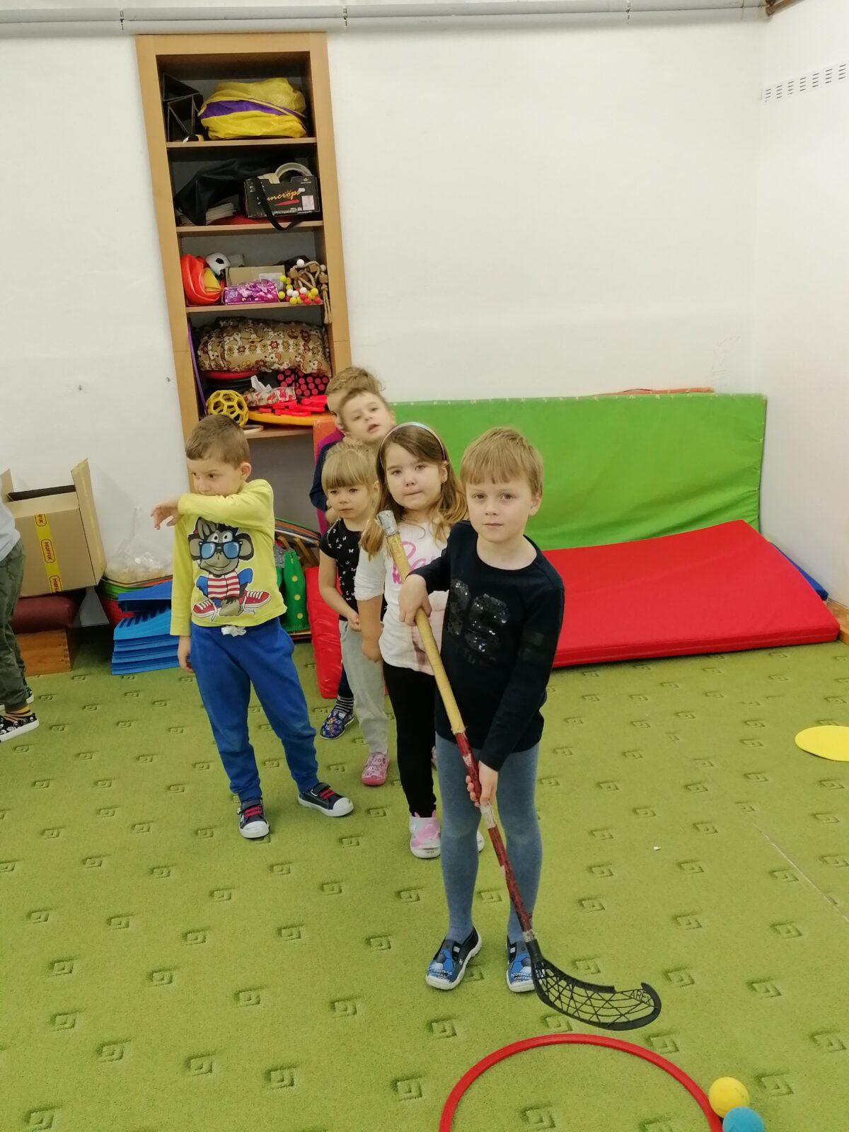 ZIMNÍ OLYMPIJSKÉ HRY V MŠ V. (hod koulí na cíl a "hokej") - 13