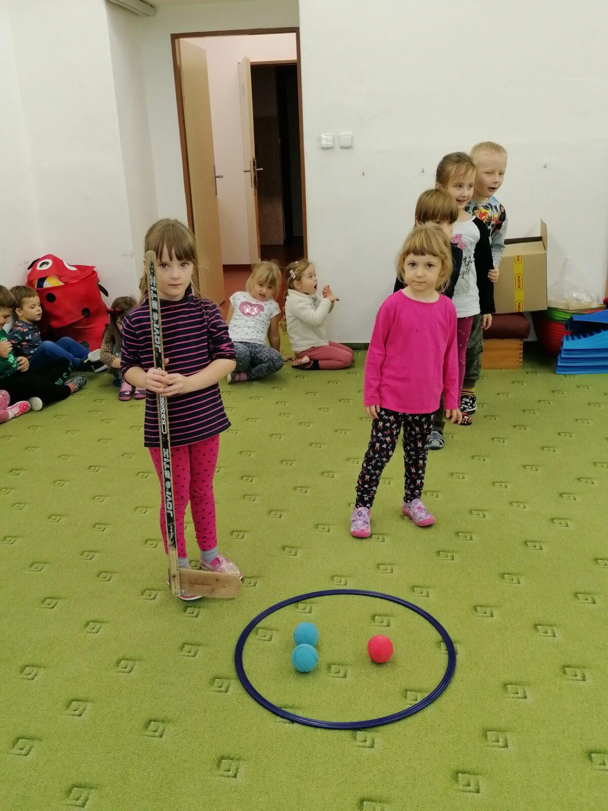 ZIMNÍ OLYMPIJSKÉ HRY V MŠ V. (hod koulí na cíl a "hokej") - 16