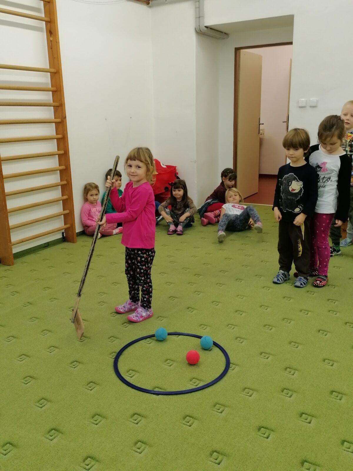 ZIMNÍ OLYMPIJSKÉ HRY V MŠ V. (hod koulí na cíl a "hokej") - 17