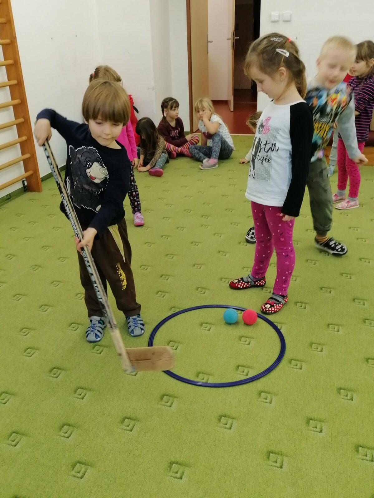 ZIMNÍ OLYMPIJSKÉ HRY V MŠ V. (hod koulí na cíl a "hokej") - 19