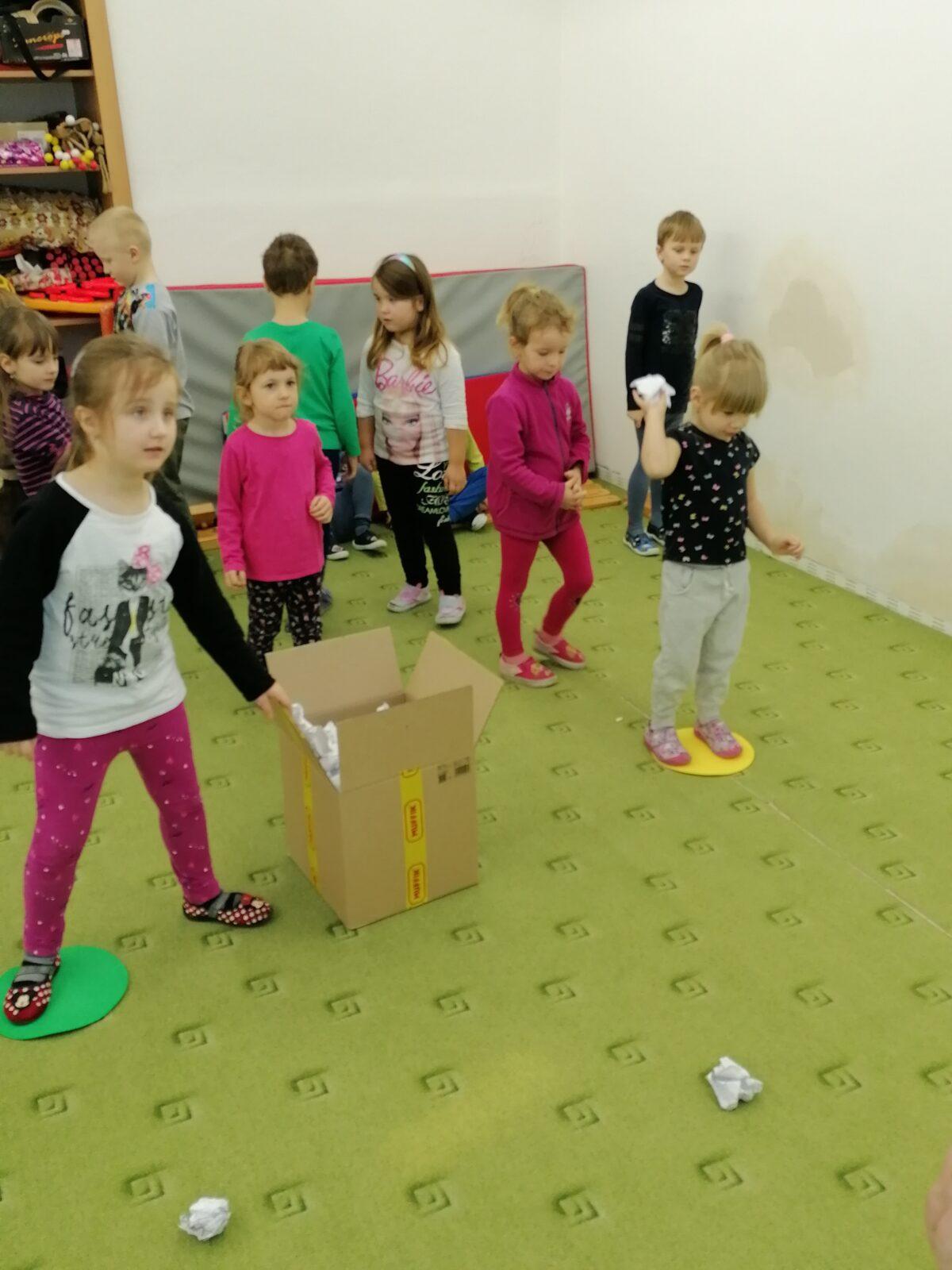 ZIMNÍ OLYMPIJSKÉ HRY V MŠ V. (hod koulí na cíl a "hokej") - 27