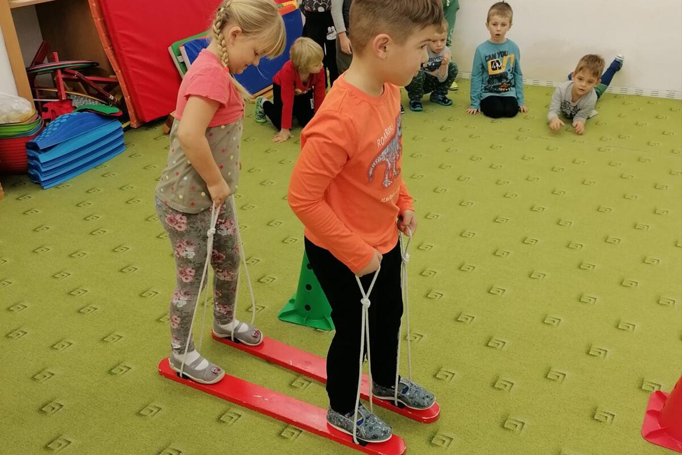 ZIMNÍ OLYMPIJSKÉ HRY V MŠ VI. (slalom na lyžích a "padák")