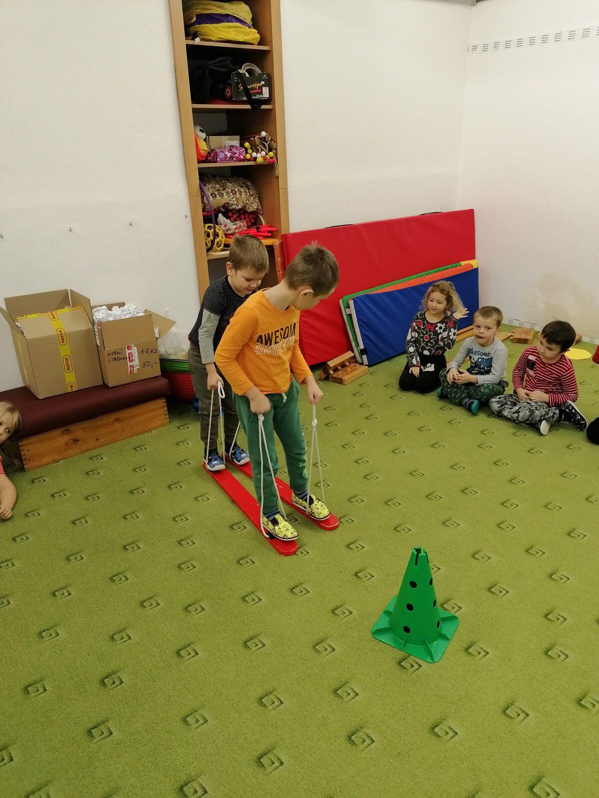 ZIMNÍ OLYMPIJSKÉ HRY V MŠ VI. (slalom na lyžích a "padák") - 17