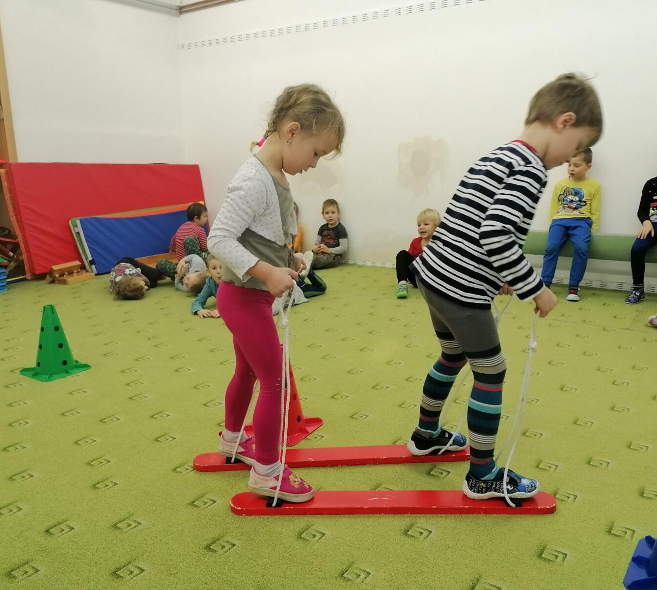 ZIMNÍ OLYMPIJSKÉ HRY V MŠ VI. (slalom na lyžích a "padák") - 32