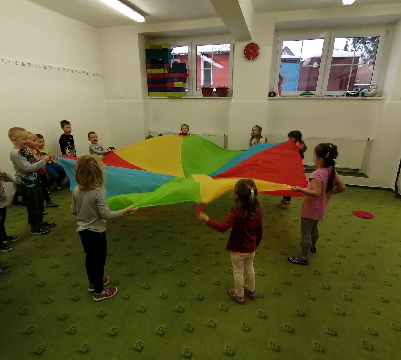 ZIMNÍ OLYMPIJSKÉ HRY V MŠ VI. (slalom na lyžích a "padák") - 38