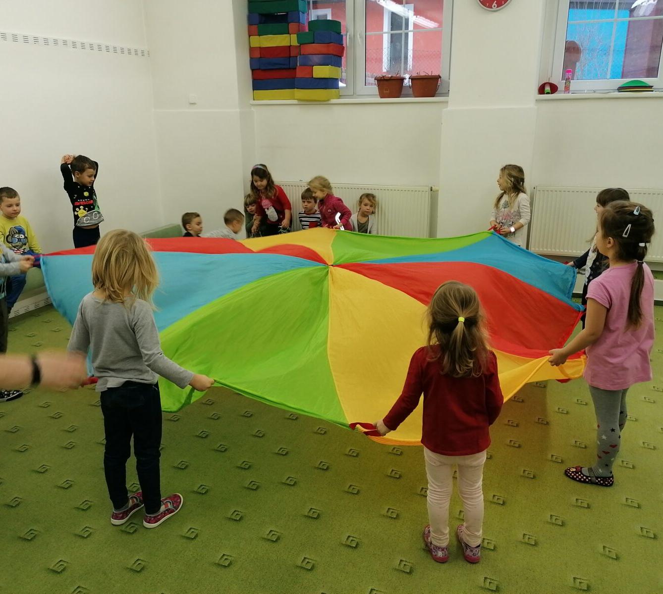 ZIMNÍ OLYMPIJSKÉ HRY V MŠ VI. (slalom na lyžích a "padák") - 39