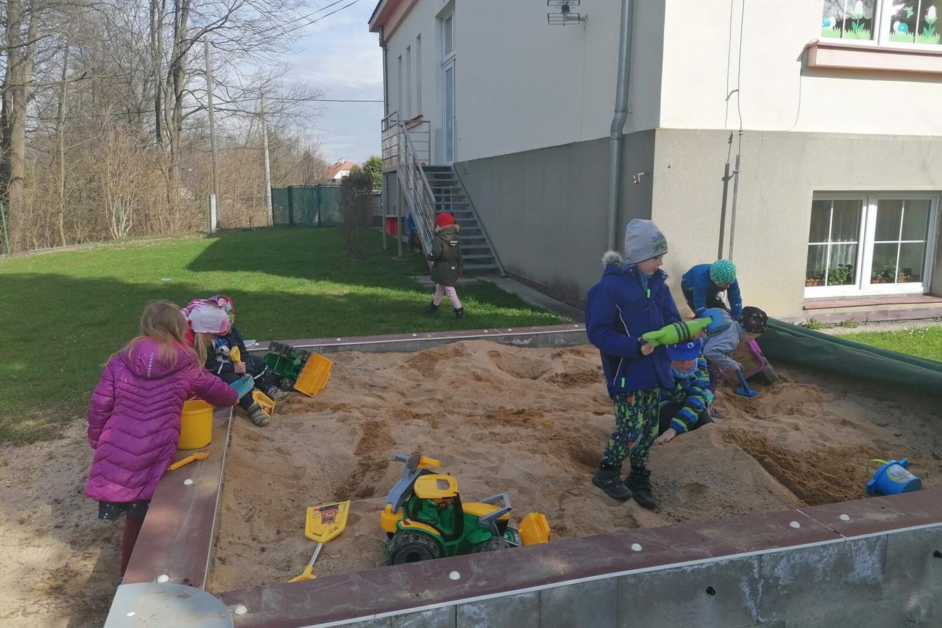 KONEČNĚ SI UŽÍVÁME ZAHRADY!!!!!!!! :-)