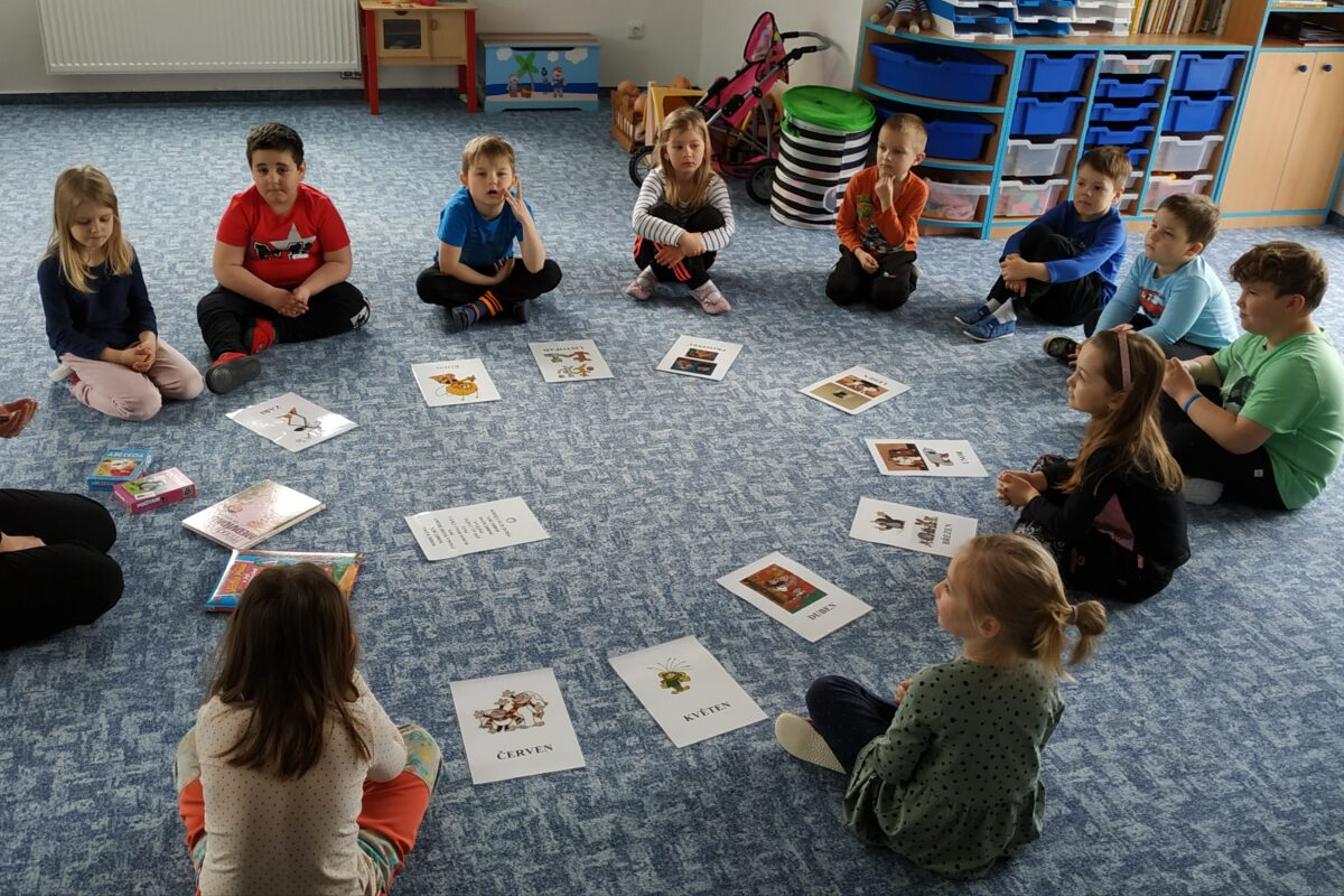 Návštěva ze ZŠ a dáreček pro maminky