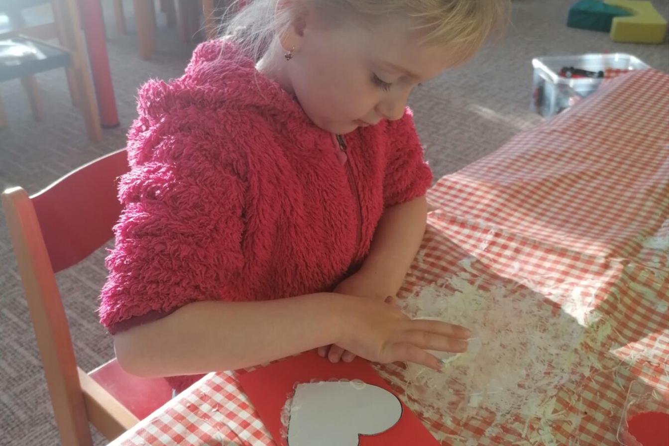 Vyrábíme přáníčko pro maminky:-)