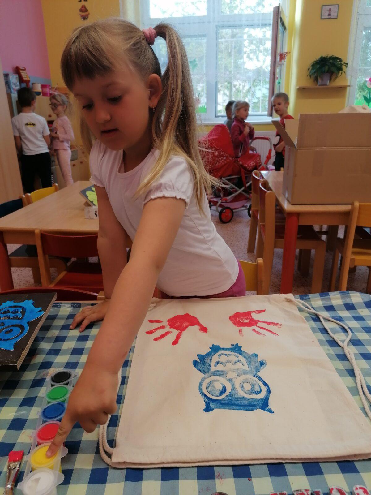 "příprava" batůžků ke dni dětí :-) - 3