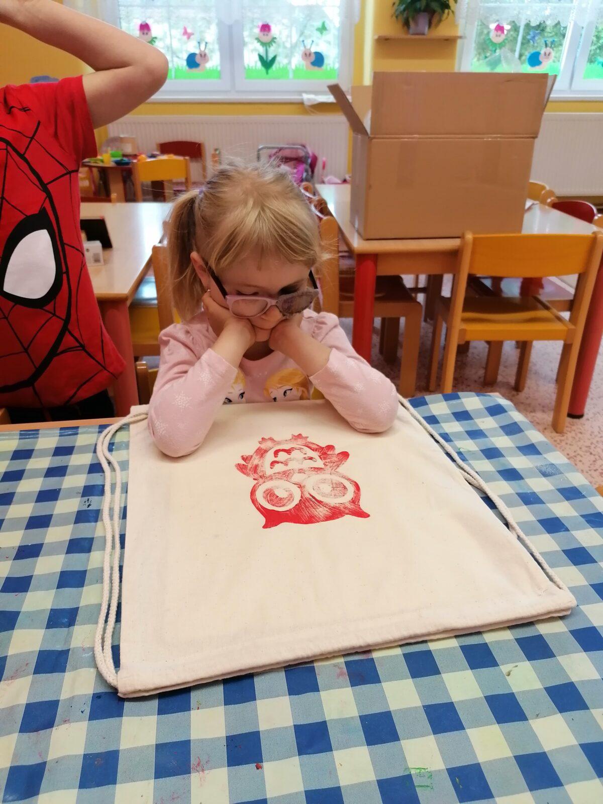 "příprava" batůžků ke dni dětí :-) - 7