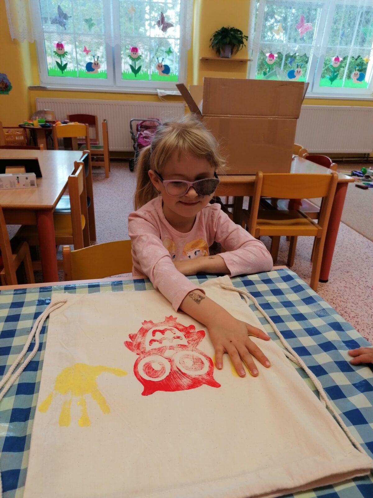 "příprava" batůžků ke dni dětí :-) - 8