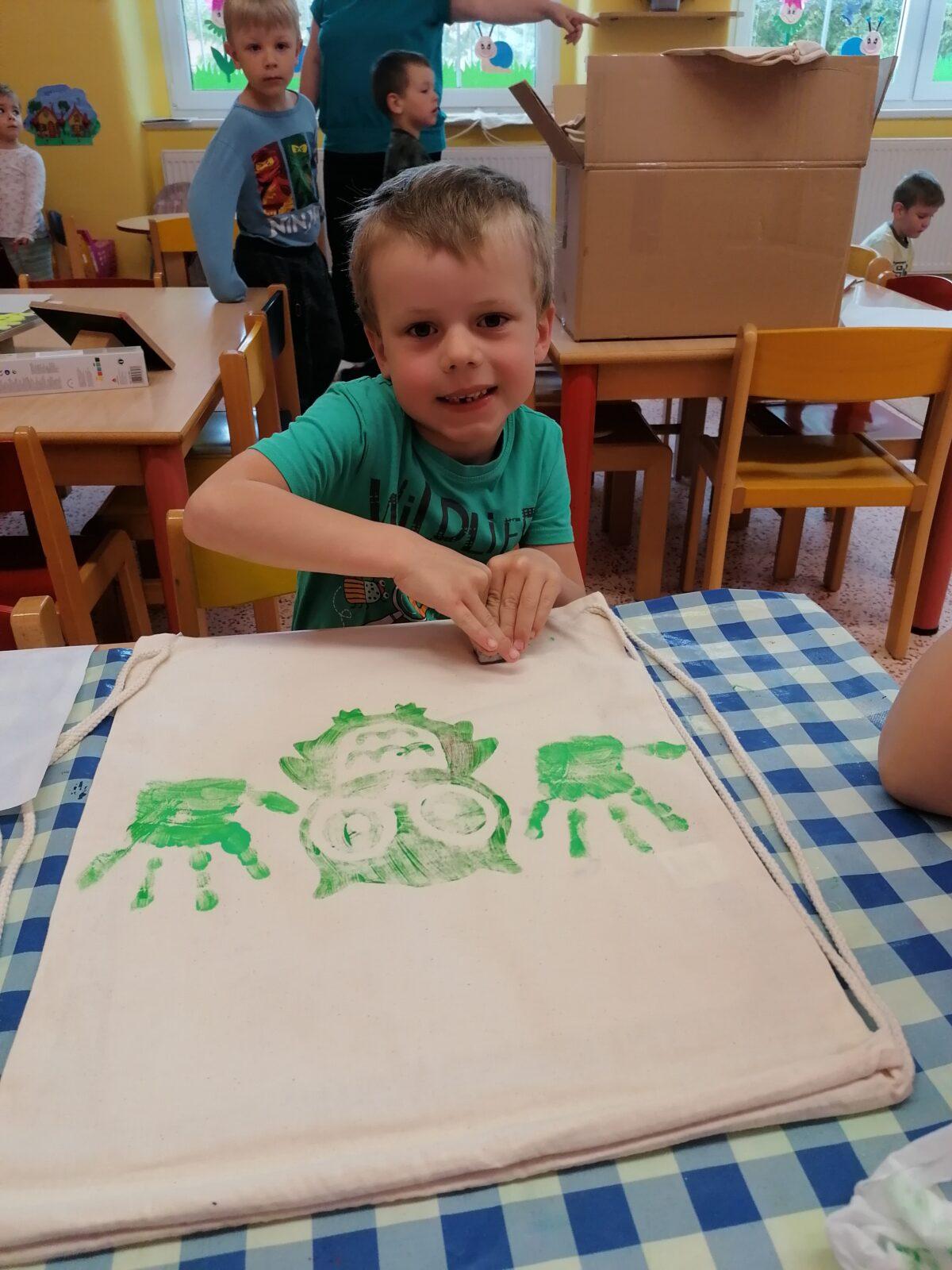 "příprava" batůžků ke dni dětí :-) - 11