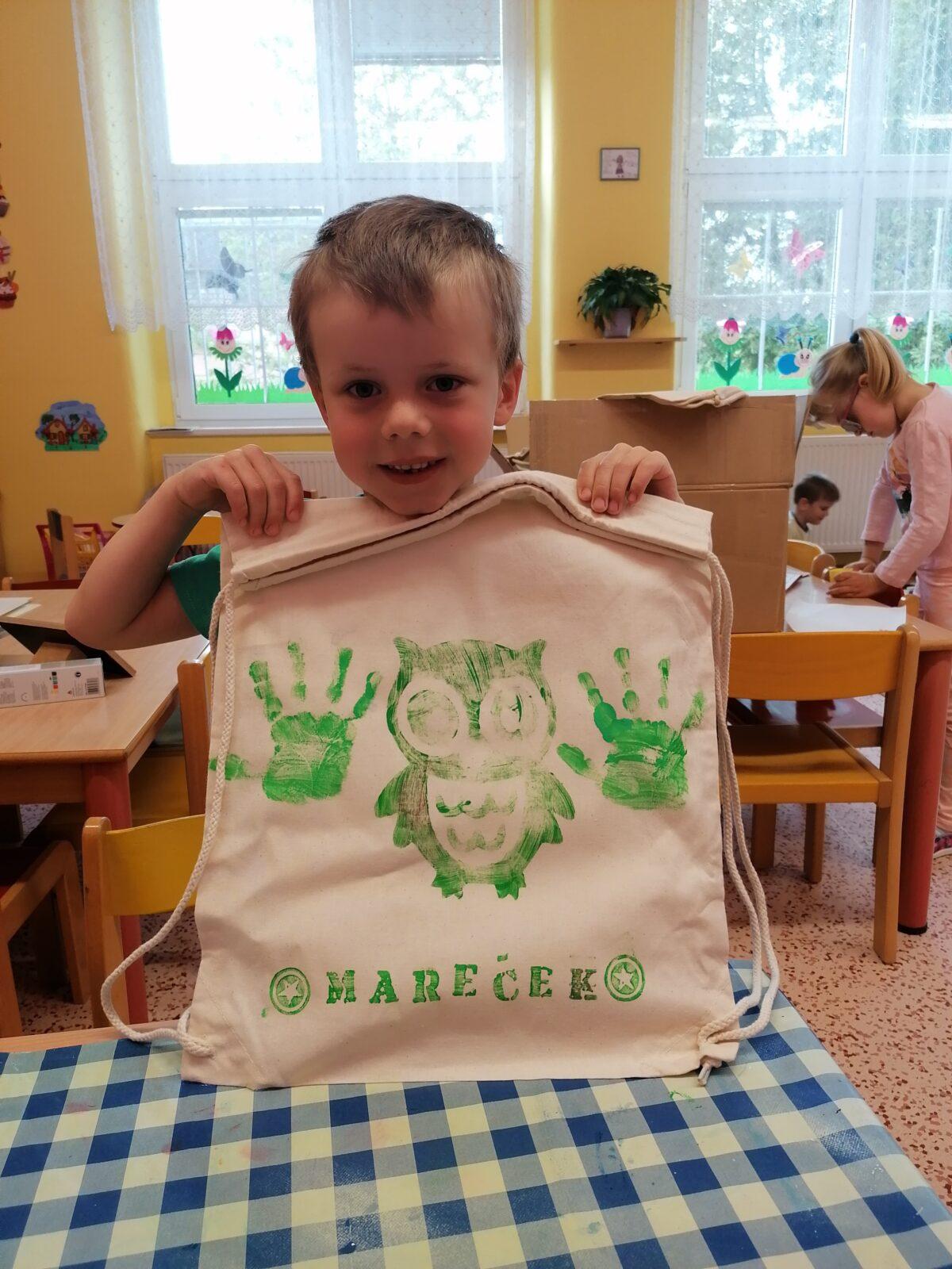 "příprava" batůžků ke dni dětí :-) - 13