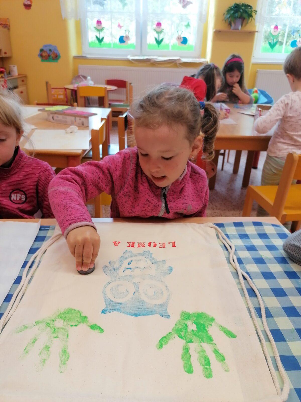 "příprava" batůžků ke dni dětí :-) - 16