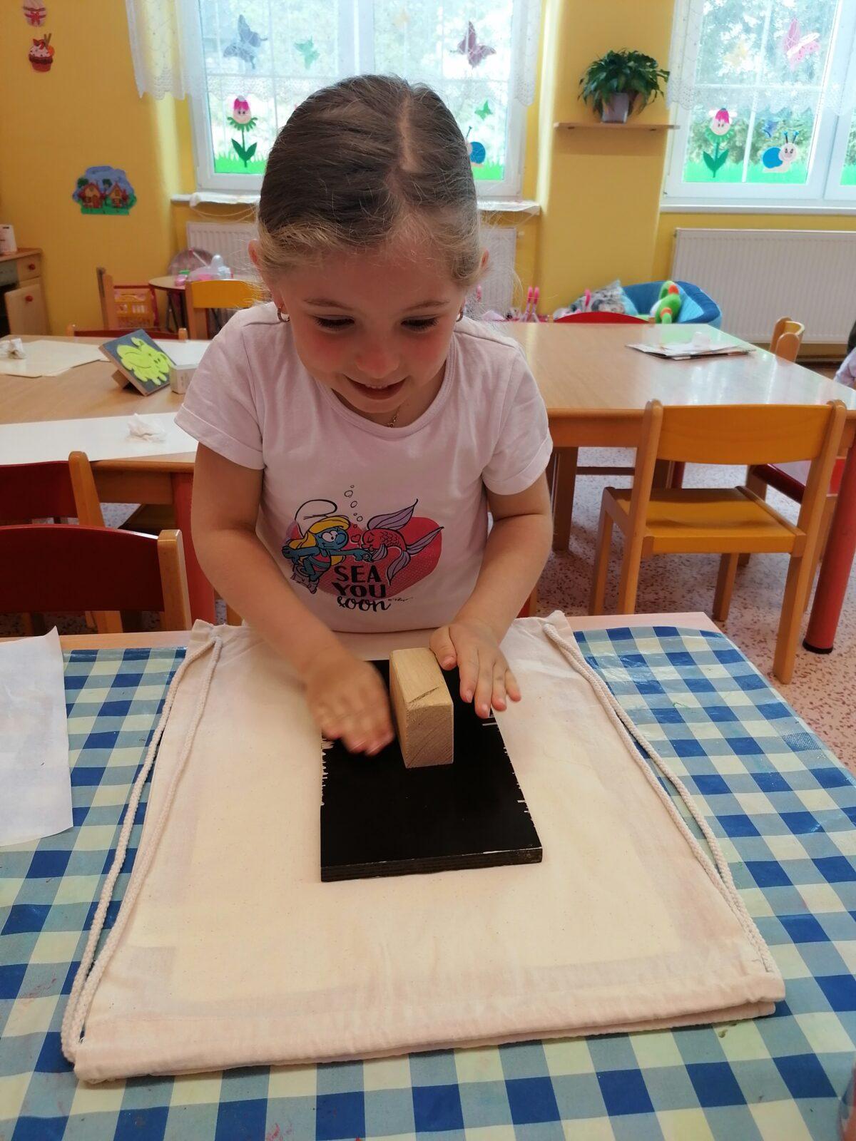 "příprava" batůžků ke dni dětí :-) - 20