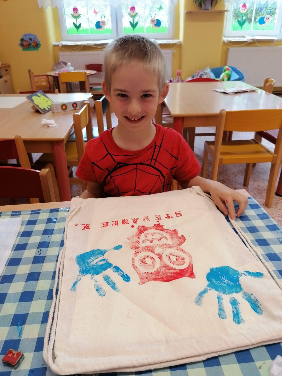 "příprava" batůžků ke dni dětí :-) - 26