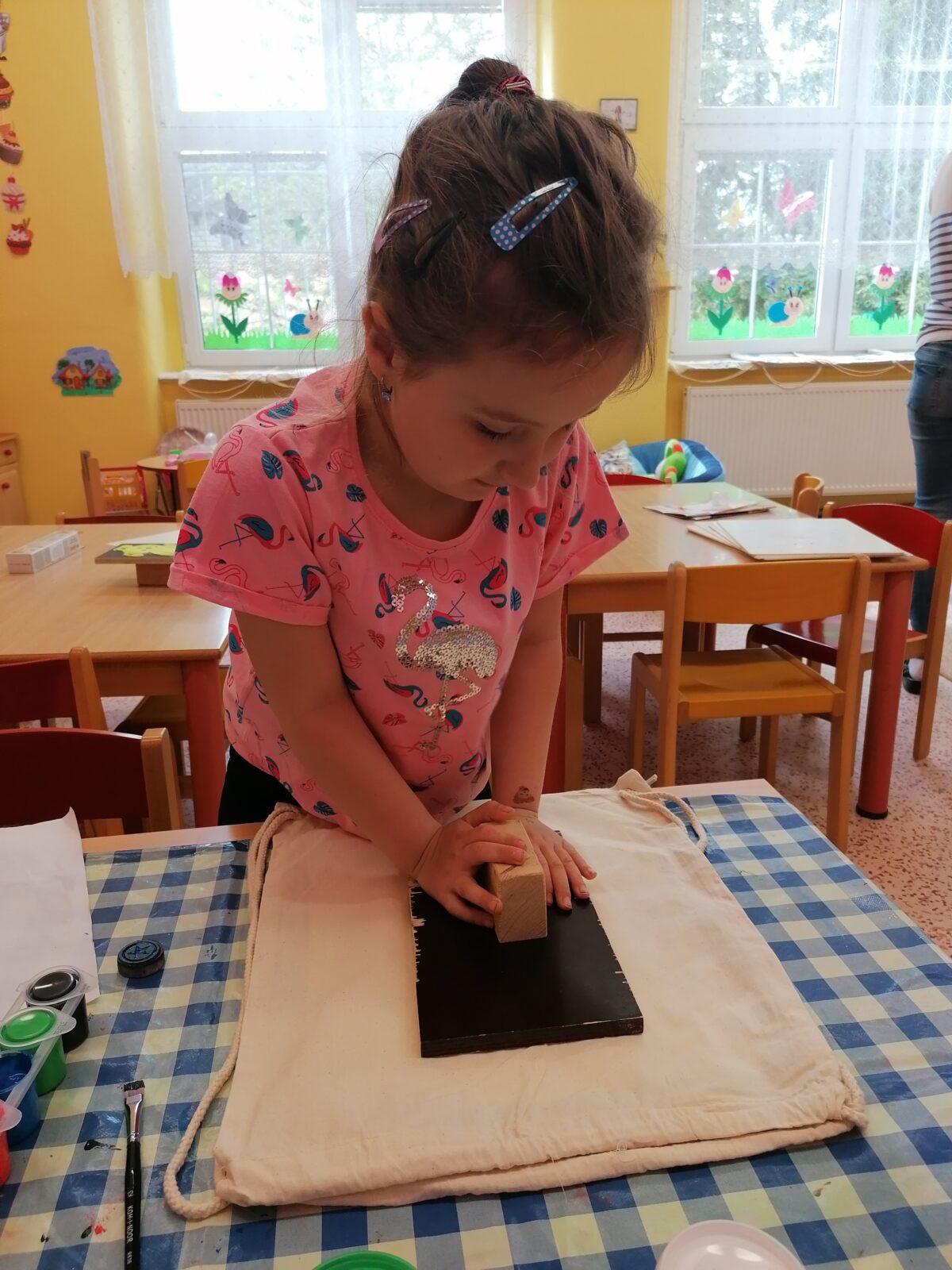 "příprava" batůžků ke dni dětí :-) - 36